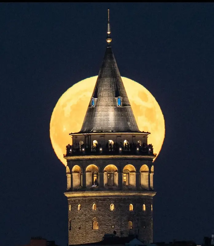 İstanbul Galata Kulesi'nin külahı